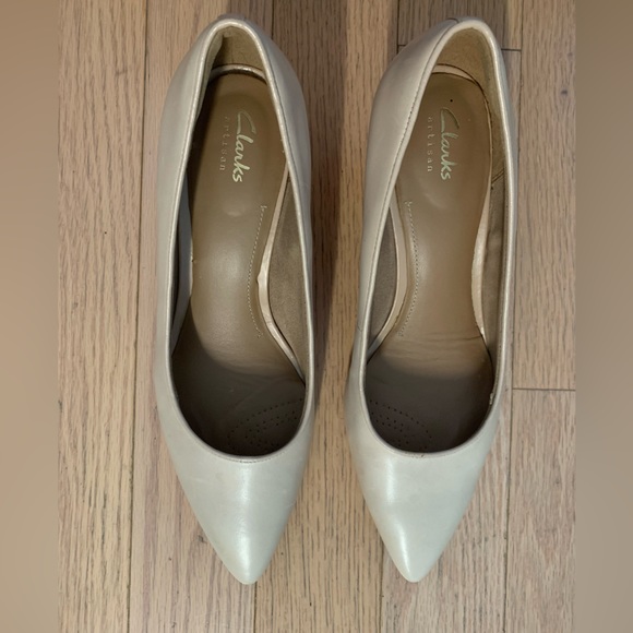 Clarks beige cream low heels US size 9 - Picture 9 of 9